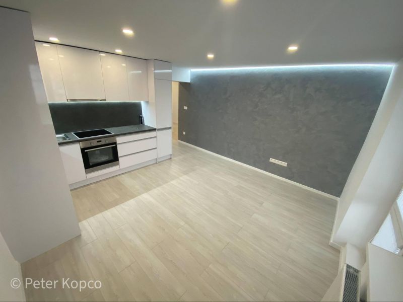 FOX * 4 izbový byt * Hospodárska * kompletná nová rekonštrukcia * balkón - 1