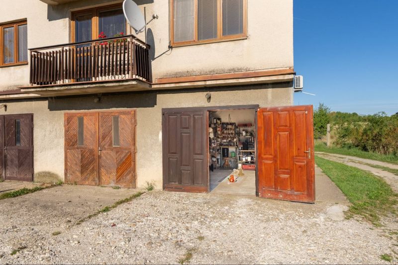 PREDAJ 4i priestranný byt s garážou, Štefanová okr.Pezinok, výborná cena! - 23